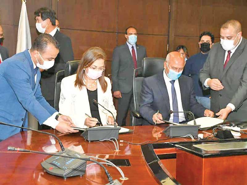 وزيرا النقل والتخطيط خلال توقيع مذكرة تفاهم لتوطين صناعة قطارات المترو وذات الجر الكهربائي أمس (الشرق الأوسط)