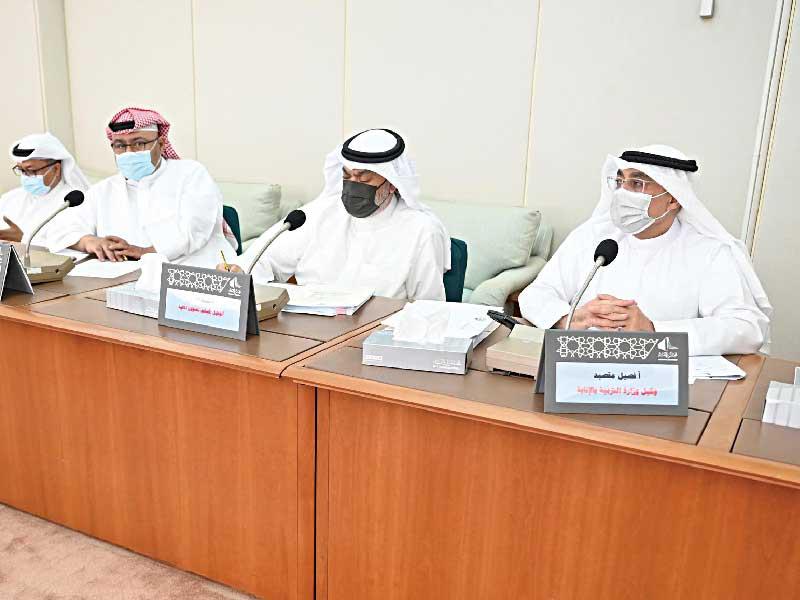 قيادات تربوية في اجتماع سابق للجنة التعليمية