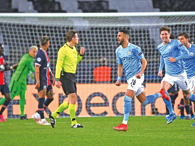 فرحة لاعبي مانشستر سيتي بهدف محرز