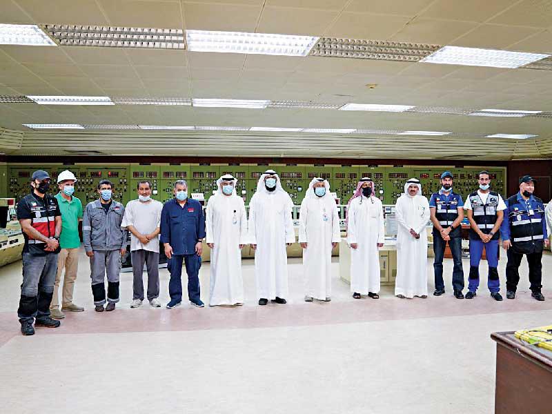  وزير الكهرباء والماء والطاقة المتجددة والشؤون الاجتماعية والعمل والتنمية المجتمعية د. مشعان العتيبي متوسطاً العاملين في المحطة