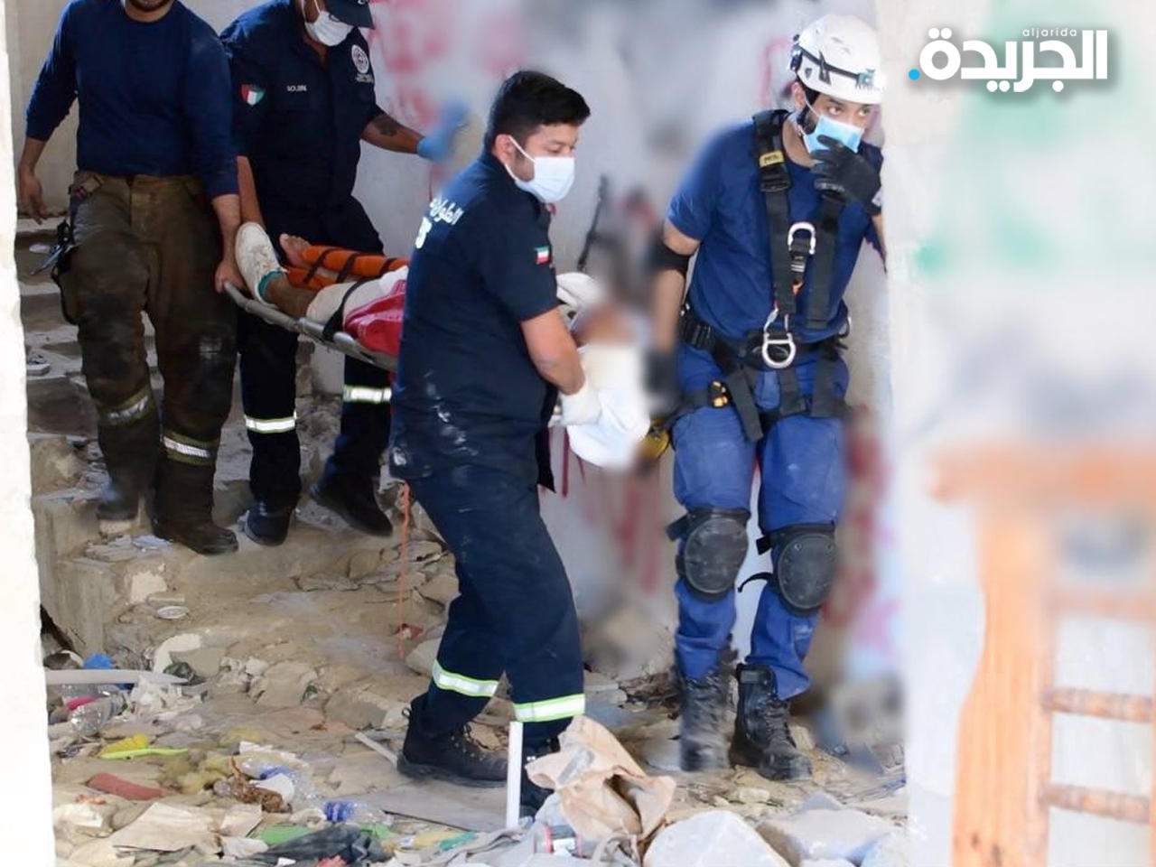 إسعاف عامل سقط في غرفة مصعد بناية قيد الإنشاء