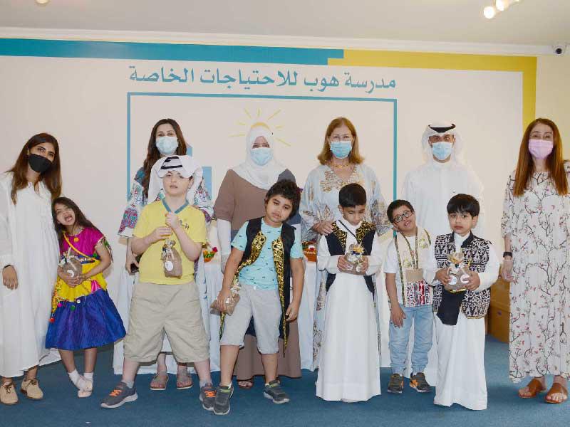 علي البغلي ود. ليندا فوك والهيئة التدريسية مع الأطفال بمناسبة القرقيعان