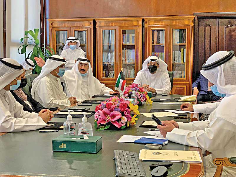 وزير الإعلام أثناء الاجتماع