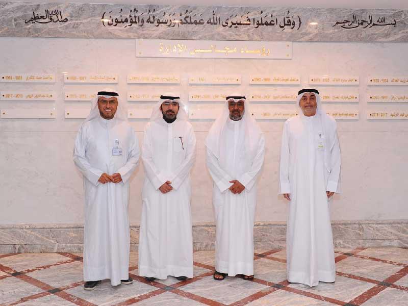 الكابتن عيسى الحداد بين مشعل الأنصاري ووليد الصقعبي وفايز العنزيn