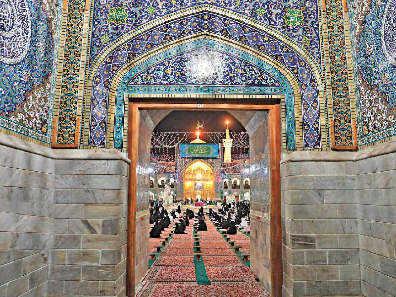 إيرانيون داخل مرقد الإمام الرضا في مشهد  (إرنا)