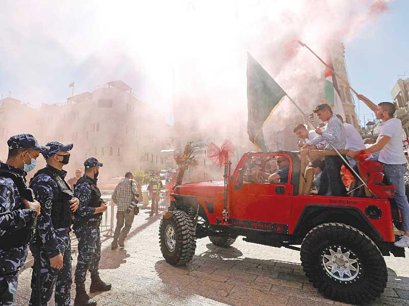 عناصر أمن فلسطينية أمام كنيسة المهد في بيت لحم لحظة وصول الشعلة المقدسة بمناسبة عيد القيامة الشرقيt  (رويترز)