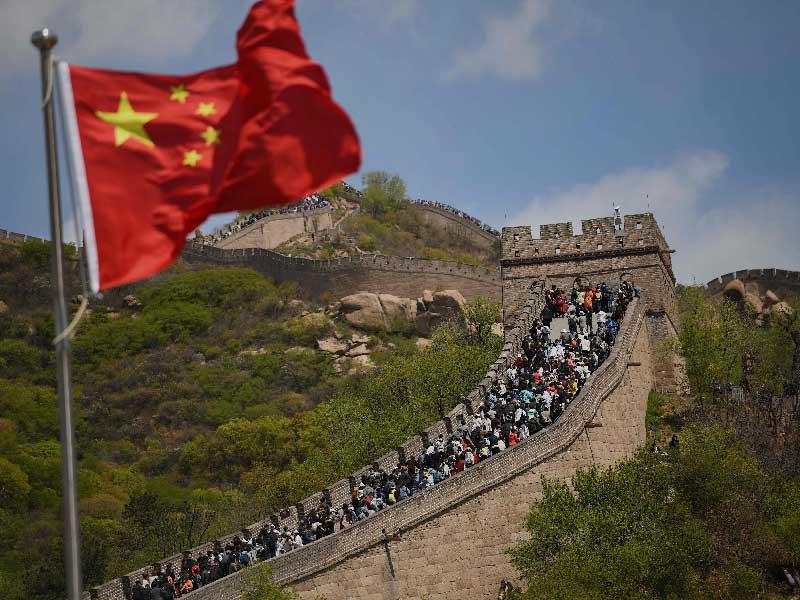  صينيون يزورون سور الصين العظيم بمناسبة احتفالهم بعيد العمال أمس (أ ف ب) 