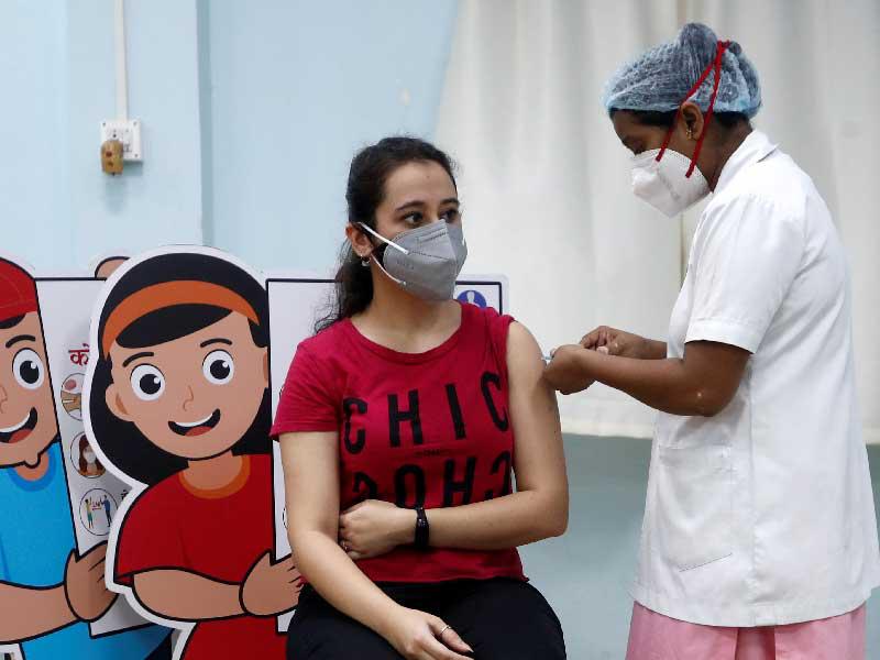 سيدة تتلقّى اللقاح ضد «كورونا» في مومباي أمس  (رويترز)      