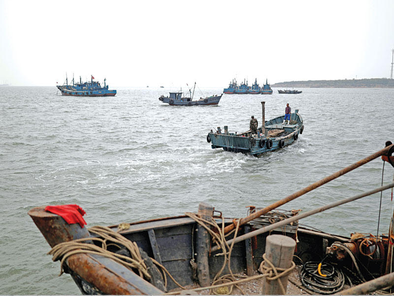 مراكب صيد صينية في مقاطعة شانغدو         (رويترز)