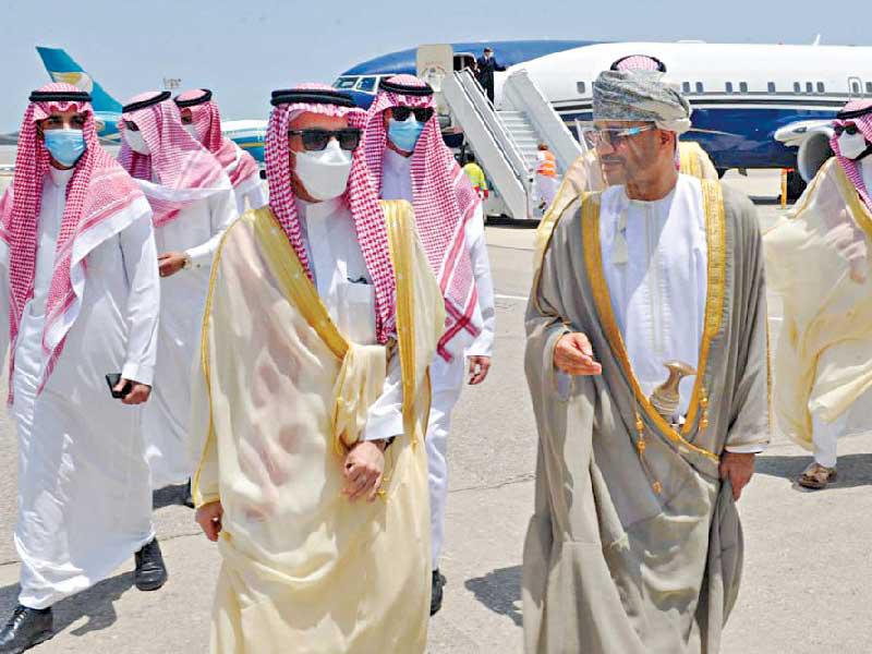 وزيرا خارجية عمان والسعودية في مطار مسقط أمسn