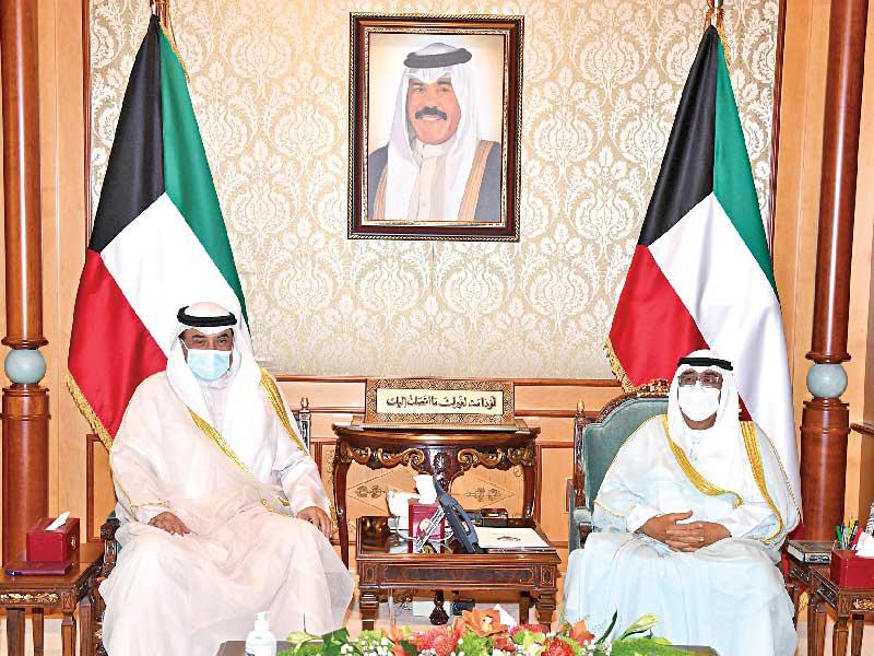 سمو ولي العهد الشيخ مشعل الأحم مستقبلاً رئيس مجلس الوزراء سمو الشيخ صباح الخالد أمس