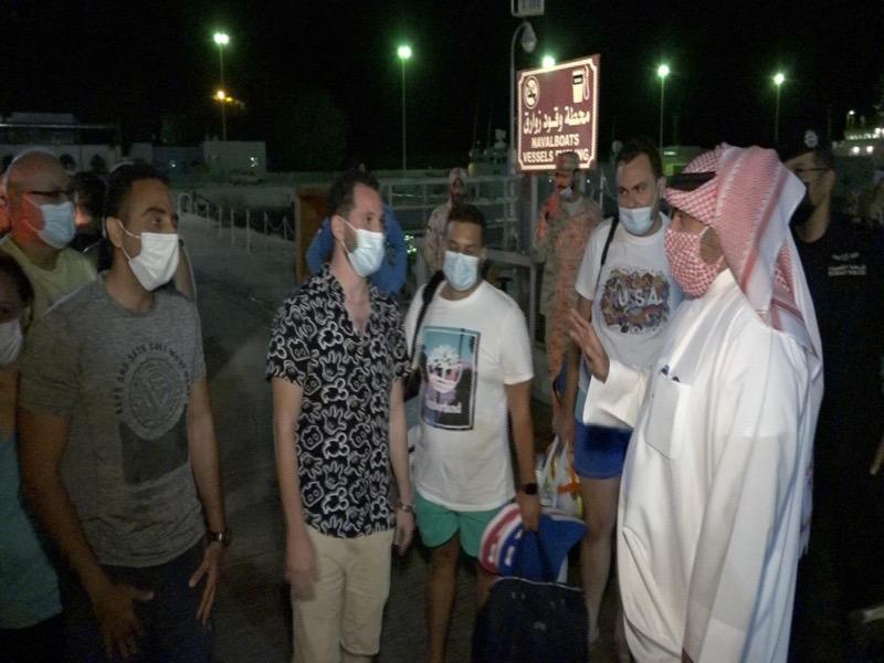 وزير الداخلية يطمئن على الأشخاص بعد انقاذهم