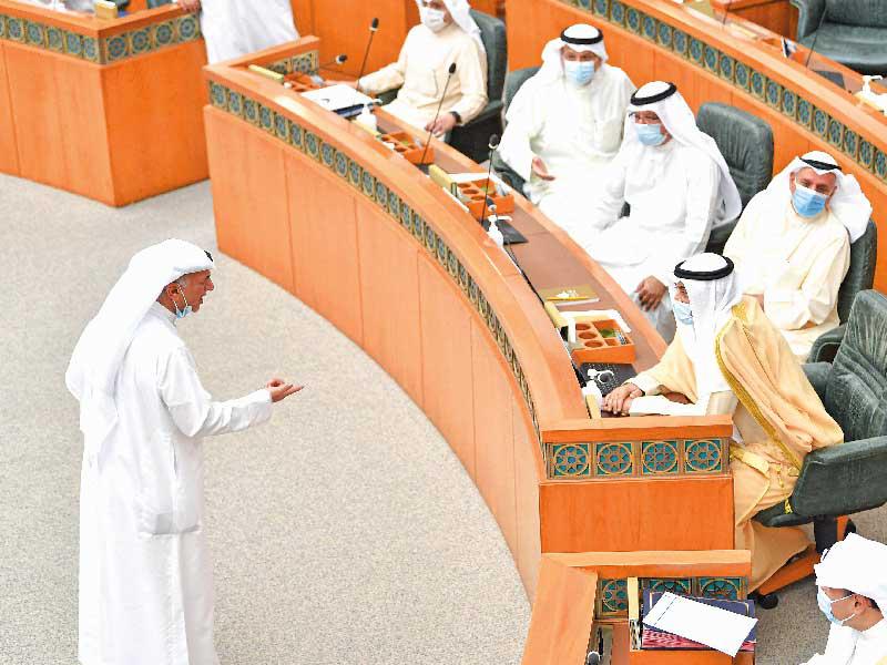 النائب شعيب المويزري قبيل انسحابه من جلسة 13 أبريل الماضي