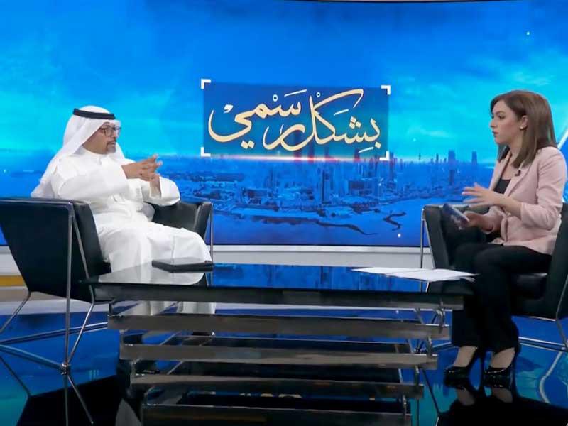 وزير المالية وزير الدولة للشؤون الاقتصادية والاستثمار خليفة حمادة متحدثاً إلى تلفزيون الكويت