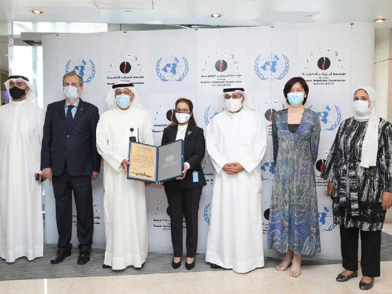 الرئيس التنفيذي لمؤسسة البترول الكويتية  هاشم سيد هاشم متسلماً الجائزة