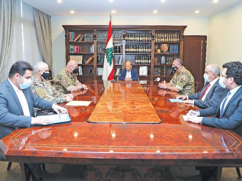 عون وقائد الجيش خلال اجتماع مع وفد لبنان التفاوضي مع إسرائيل أمس (دالاتي ونهرا)n