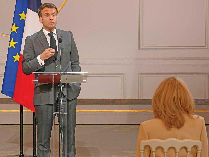 الرئيس الفرنسي إيمانويل ماكرون خلال كلمة في الإليزيه  (أ ف ب) 