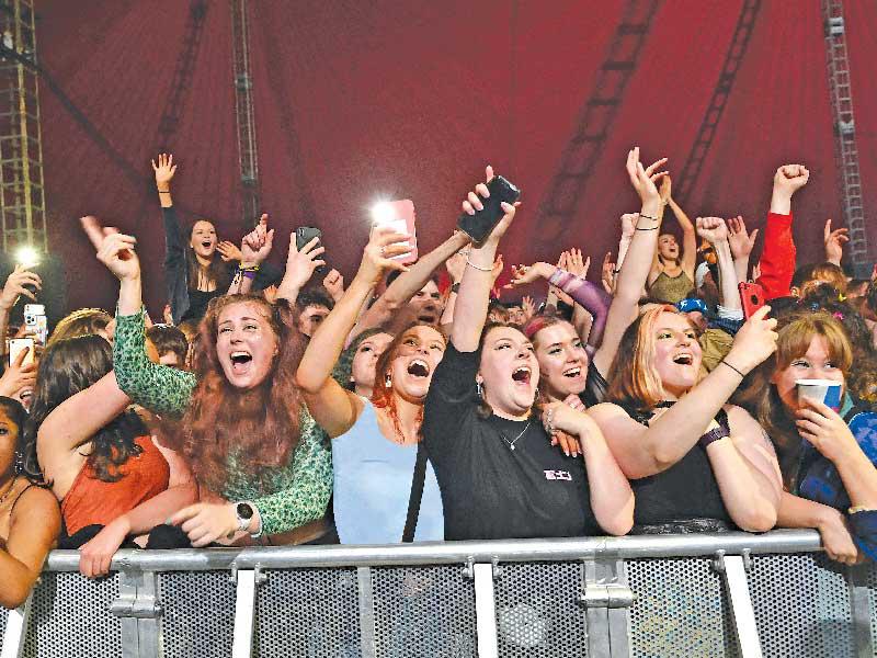 احتشد 5 آلاف شخص من دون كمامات ولا التزام التباعد الاجتماعي واستمتعواً غناءً ورقصاً ضمن مهرجان موسيقي أقيم في ليفربول بشمال إنكلترا، أمس الأول، شكّل أول حفلة موسيقية حضورية يؤذن بها بعد الحجر كنشاط تجريبي. وبيعت التذاكر بأكملها (أ ف ب)