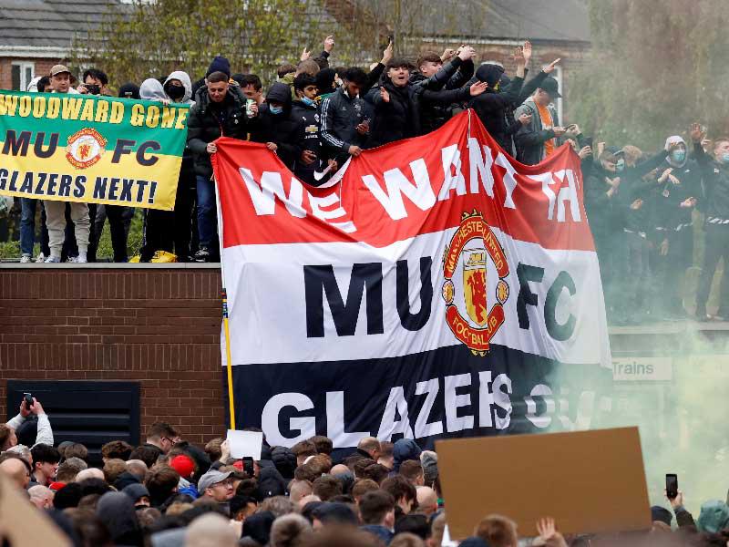 جماهير مان يونايتد خلال الاحتجاجات