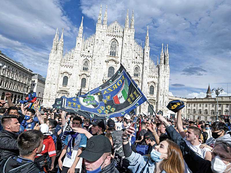 جانب من مراسم احتفال جماهير إنتر ميلان