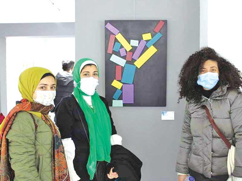 بعض الفنانات المشاركات في المعرضn