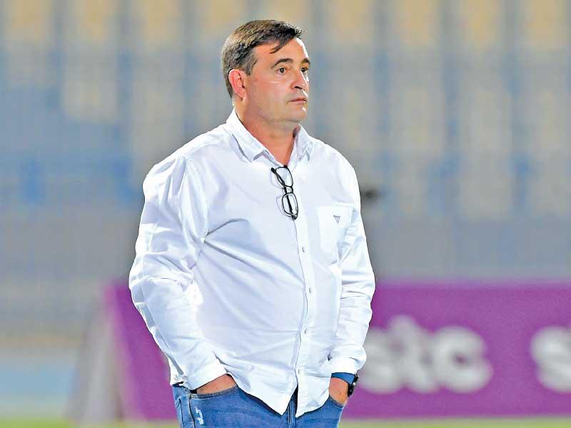  مدرب الفريق الأول لكرة القدم بنادي كاظمة، الإسباني روبيرتو بيانكي