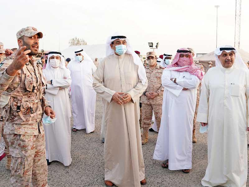  رئيس مجلس الوزراء سمو الشيخ صباح الخالد والوزراء يستمعون إلى شرح حول الآليات ومهام القوة البرية