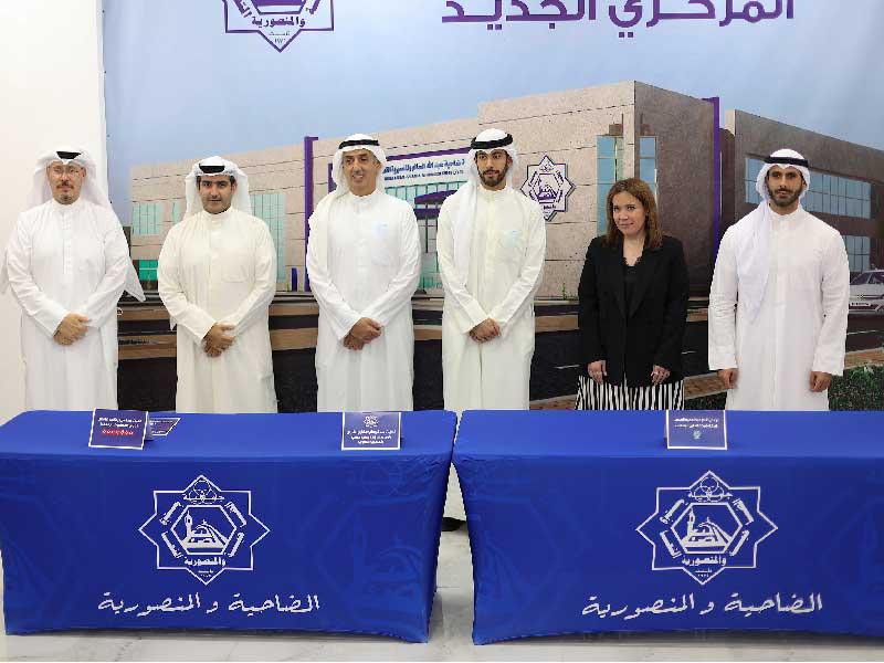 من اليسار: الشيخ مبارك الصباح ودينا العيسى وعبدالوهاب الفارس وأحمد العماني وعبدالعزيز يعقوب البابطين ومجبل الأيوب