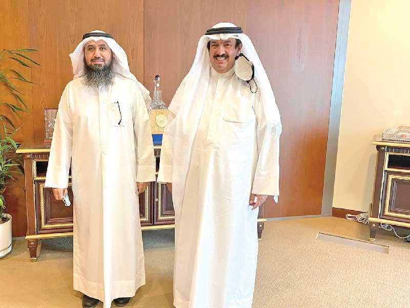  وزير التربية د. علي المضف خلال استقباله  رئيس جمعية المهندسين فيصل العتل