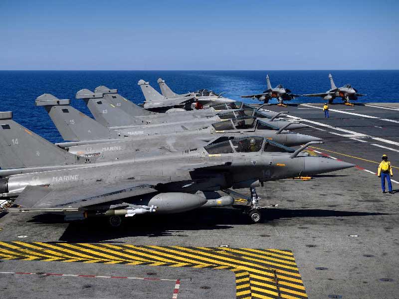 مقاتلات «رافال» الفرنسية على متن حاملة الطائرات «شارل ديغول» خلال مهمة في البحر المتوسّطt(أ ف ب)