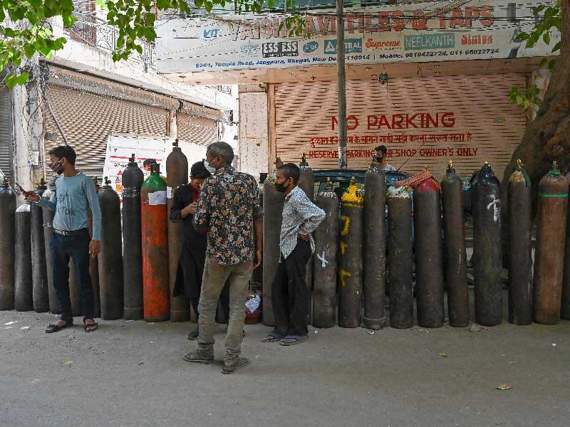 هنود بانتظار ملء قوارير الأكسجين الخاصة بهم في نيودلهي أمس   (أ ف ب)