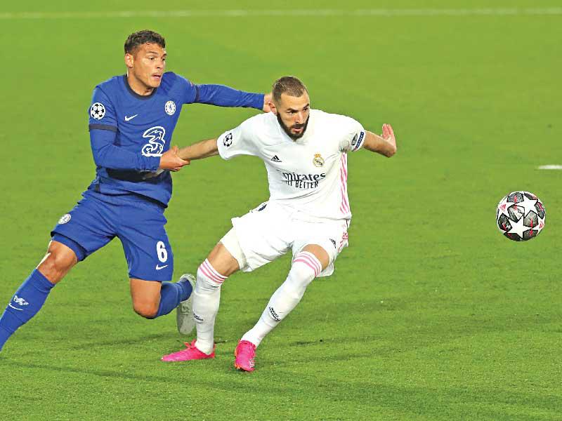 بنزيمة وتياغو سيلفا خلال مباراة الذهاب