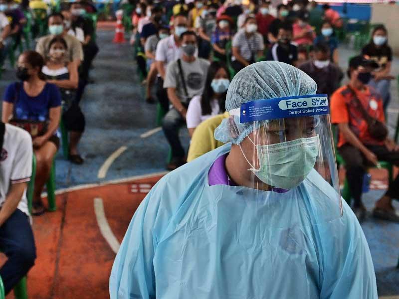 تايلنديون ينتظرون دورهم للتطعيم (أ ف ب )n