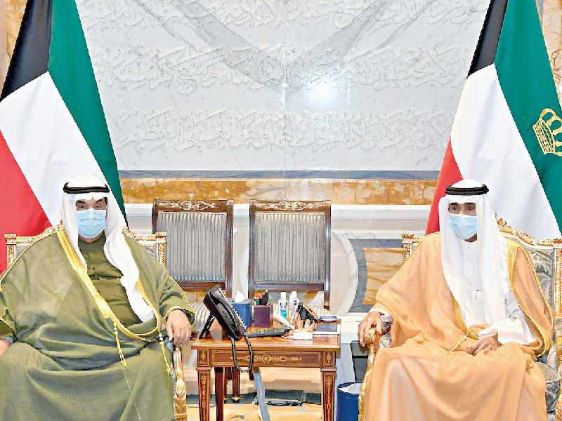  صاحب السمو أمير البلاد الشيخ نواف الأحمد مستقبلاً سمو الشيخ ناصر المحمد أمس