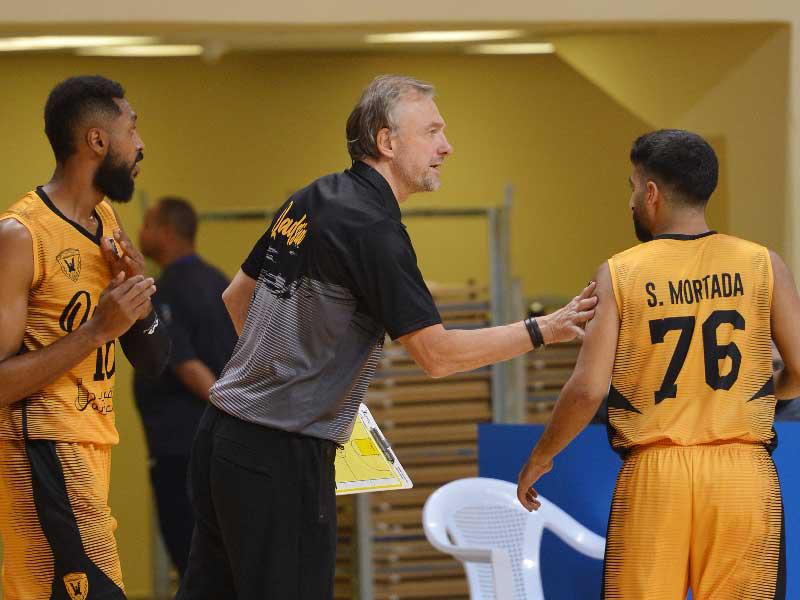 لوكاس مندوجاز يوجه اللاعبين