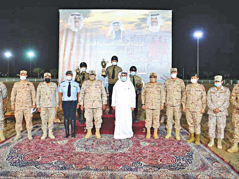 نائب رئيس مجلس الوزراء وزير الدفاع الشيخ حمد الجابر متوسطاً القادة العسكريين والفائزين بالبطولة العسكرية