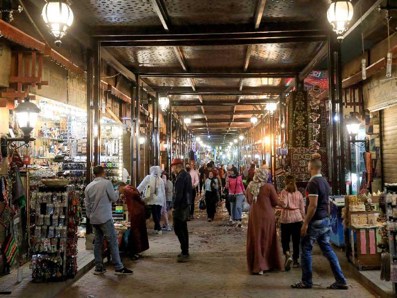 مصريون وسياح في الاقصر قبل أيام (رويترز)