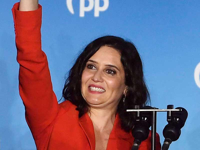 إيزابيل دياز أيوسو تحيي أنصارها بعد فوزها أمس الأول (ا ف ب)