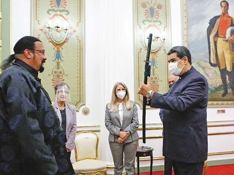 الرئيس مادورو متسلماً سيف كاتانا من ستيفن سيغال