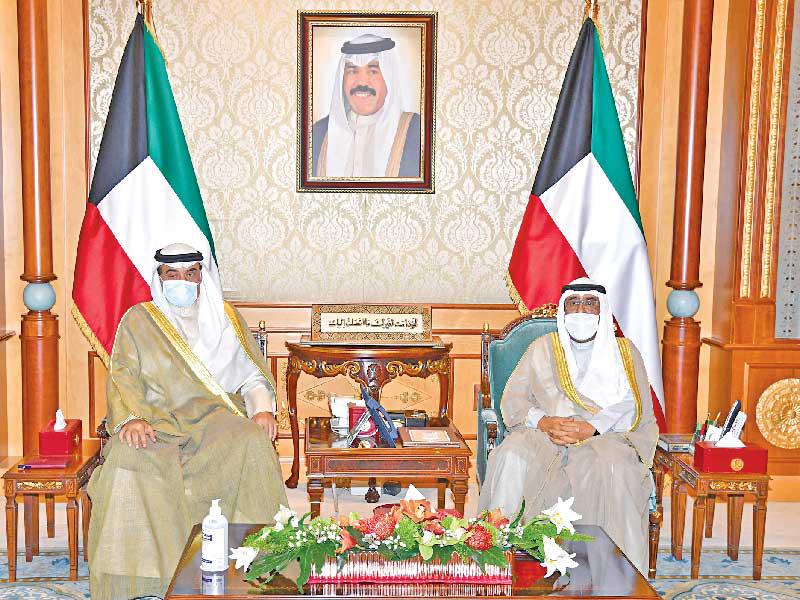 سمو ولي العهد الشيخ مشعل الأحمد  مستقبلا  رئيس مجلس الوزراء سمو الشيخ صباح الخالد أمس