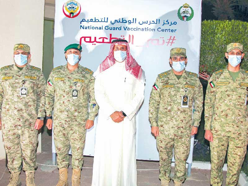  نائب رئيس الحرس الوطني الفريق أول متقاعد الشيخ أحمد النواف خلال افتتاح مركز التطعيم بنادي ضباط الحرس الوطني