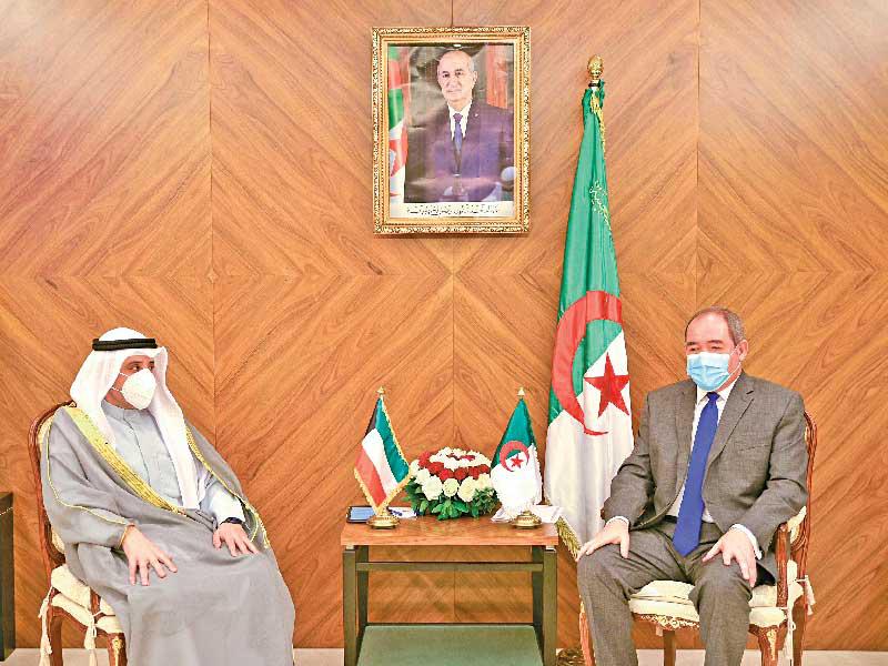  وزير الخارجية وزير الدولة لشؤون مجلس الوزراء الشيخ الدكتور أحمد الناصر مع نظيره الجزائري أمس