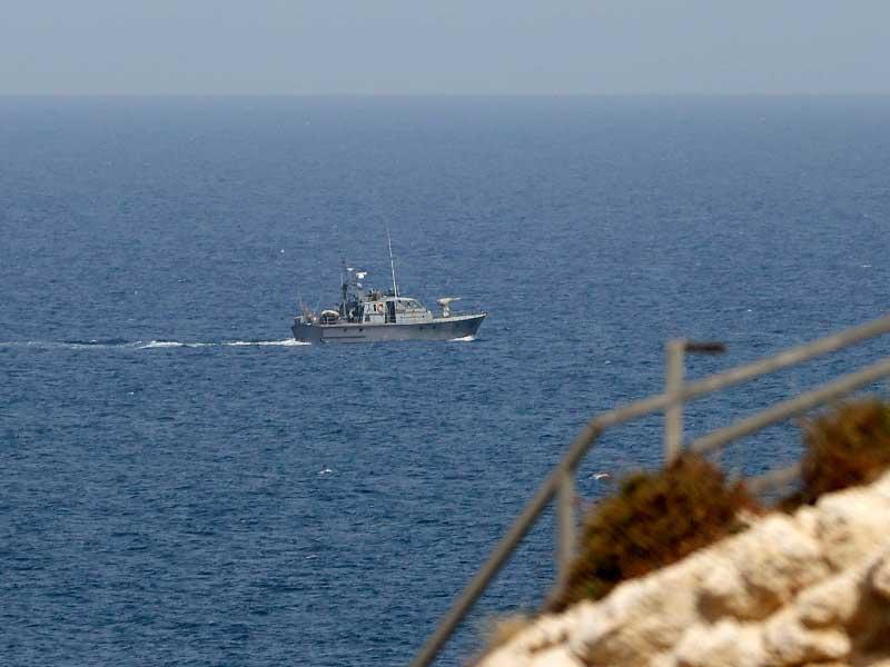 سفينة تابعة للبحرية اللبنانية تقوم بدوريات في مياه البحر الأبيض المتوسط قبالة ساحل رأس الناقورة ، وهي منطقة على الحدود بين إسرائيل ولبنان
