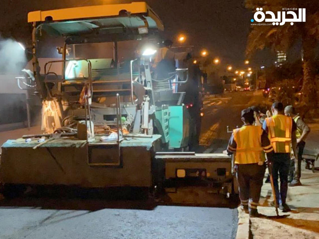 جانب من أعمال فرش الأسفلت