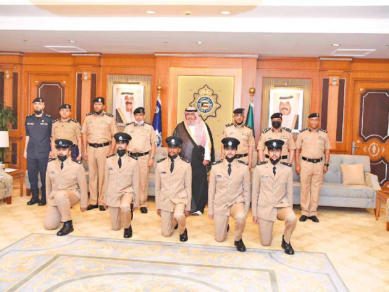 وزير الداخلية الشيخ ثامر العلي وكبار القادة خلال تخريج الطلبة الخمسة