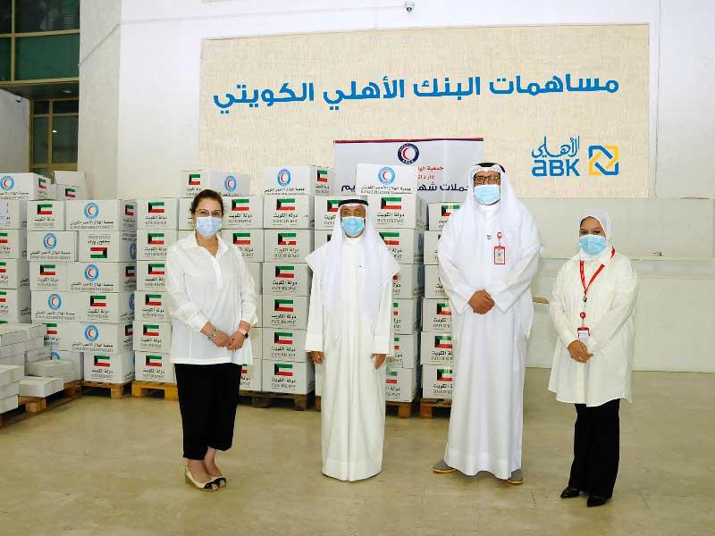 فوزي الثنيان مع مها البرجس وأعضاء الإدارة التنفيذية لجمعية الهلال الأحمر