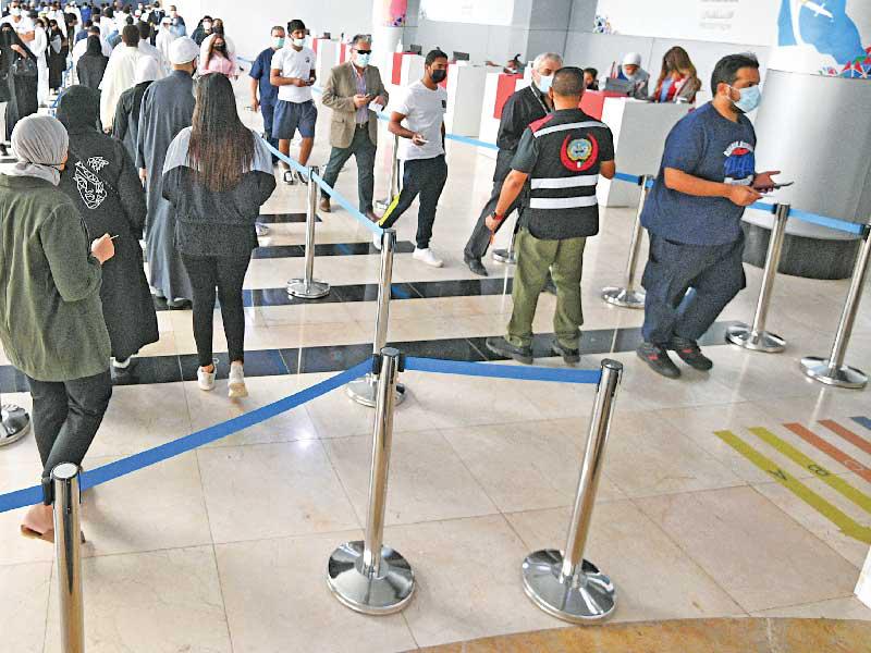 جانب من الإقبال على التطعيم