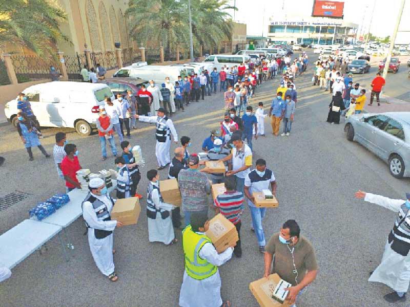 جانب من توزيع «مبرة العوازم» وجبات إفطار 