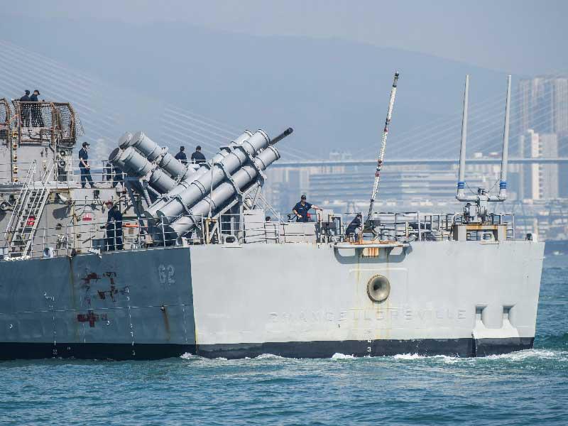 بحارة على متن المدمرة «كانسلور فيل» الأميركية أثناء زيارة مشتركة مع حاملة الطائرات «رونالد ريغان» إلى ميناء في هونغ كونغ أخيراً (ا ف ب) 