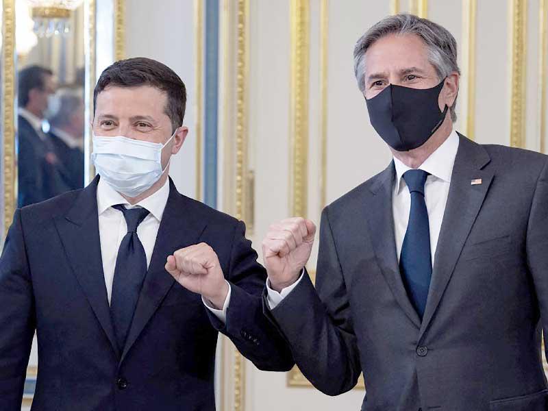 الرئيس الأوكراني فولوديمير زيلينسكي يرحب بوزير الخارجية الأمريكي أنتوني بلينكين قبل محادثاتهما في كييف